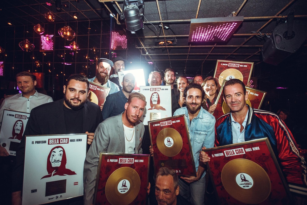 Bei der Gold-Verleihung im Gaga: Hugel, sein Team Kontor Records, SDM und weiteren Partnern