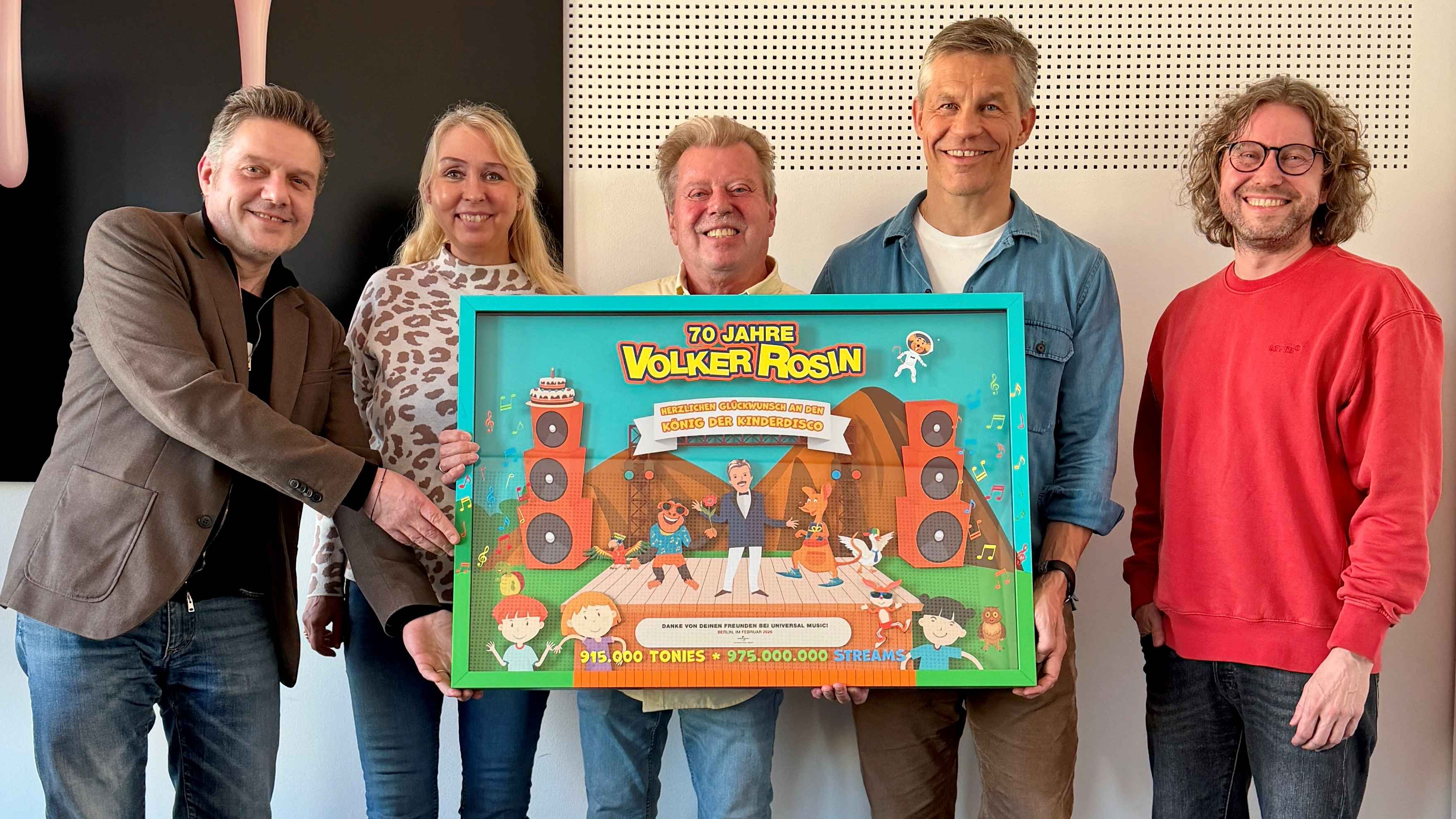 c0ce908c d8f0 4bc5 99c0 1684e9223c46 Universal Family mit Volker Rosins Family (von links): Jörg Hackelbörger (Head of Music Universal Music Family Entertainment), Simone Rosin (Ehefrau von Volker Rosin), Volker Rosin, Frank ...