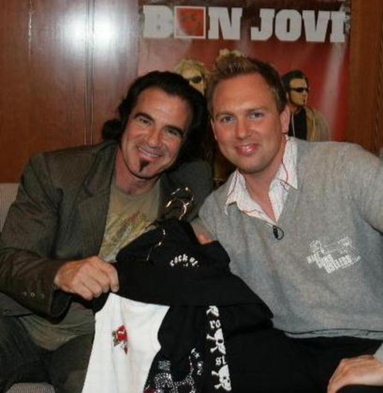 Präsentierte Mode für den Rocknachwuchs: Tico Torres (l.) mit Moderator Steven Gätjen