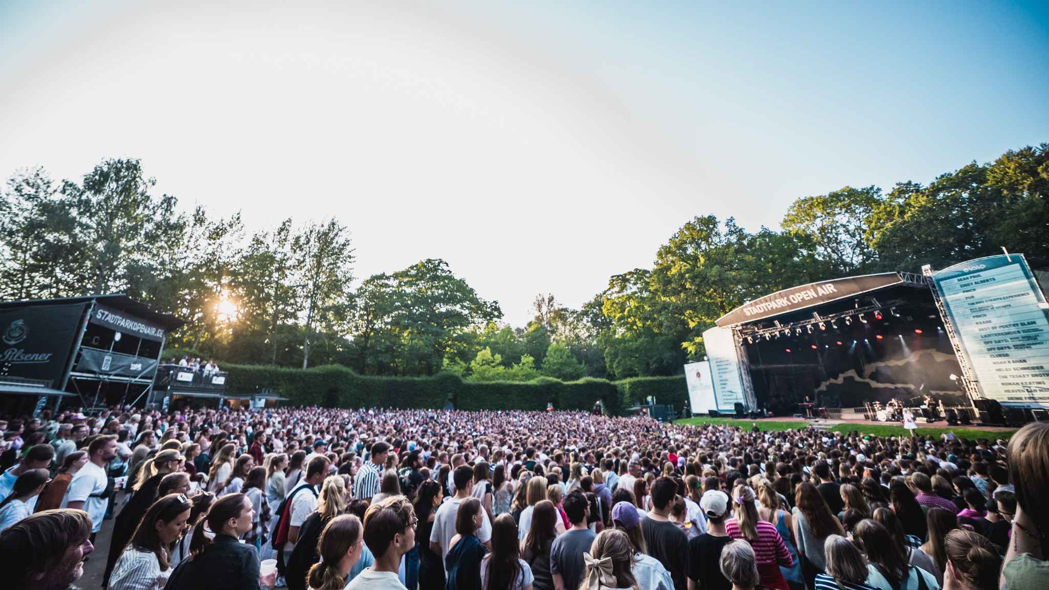 Zog 2024 rund 160.000 Fans an: das Stadtpark Open Air in Hamburg. hier der Auftritt von Maisie Peters.
