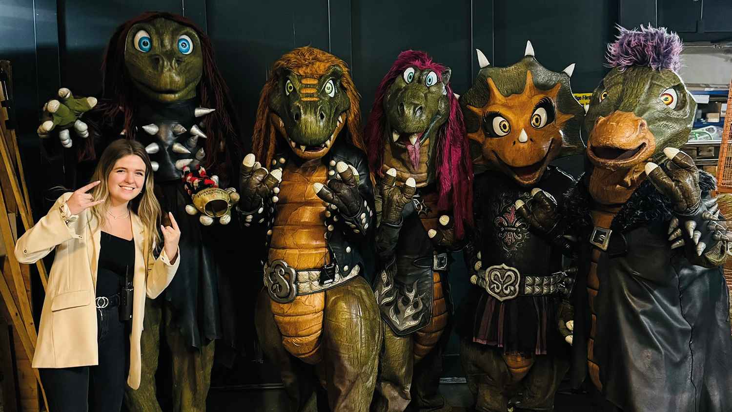 Am Abrocken (von links): Lena Angerer (Veranstaltungsleitung Entertainment/Ticketing bigBox Allgäu) mit den Heavysaurus-Bandmitgliedern Komppi Momppi/Philipp Klinger (Schlagzeug), Mr. Heav...