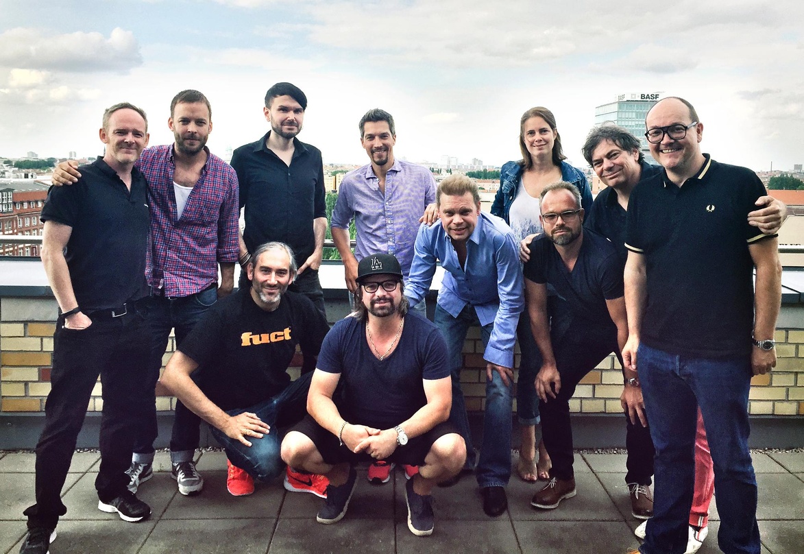 Bei der Vertragsunterzeichnung: Henning Wehland (Mitte) und sein Team