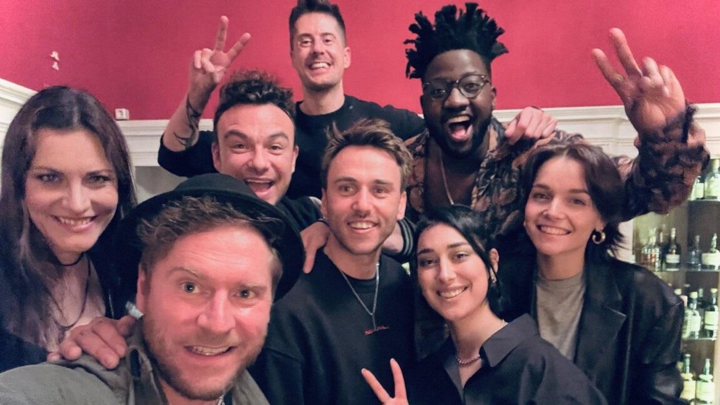 Tauschen 2022 ihre Songs (von links): Floor Jansen (Nightwish), Johannes Oerding, Vincent Stein und Dag-Alexis Kopplin von SDP, Clueso, Kelvin Jones, Elif und Lotte