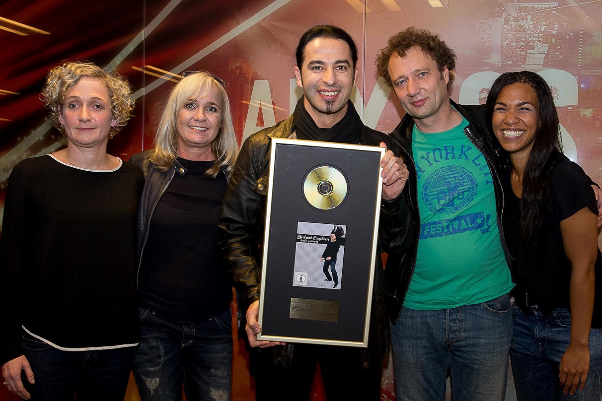 Bei der Awardübergabe (von links): Anke Rose, Silke Marthen, Bülent Ceylan, Alex Stelkens und Judith Ngo.