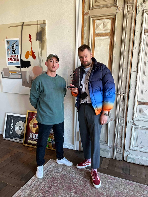 Mit dem Nummer 1 Award belohnt für ihre Single "Sehnsucht" mit t-low: Miksu (links) und Macloud