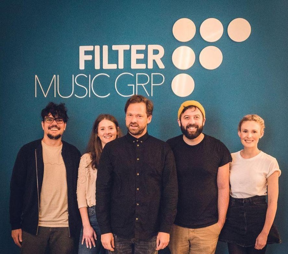 Freuen sich auf die künftige Zusammenarbeit (von links): Jorin Zschiesche (A&R / Gründer Filter Records & Publishing, Gründer recordJet), Matilda Pfeil (PM Filter Records & Publishing/Pape...
