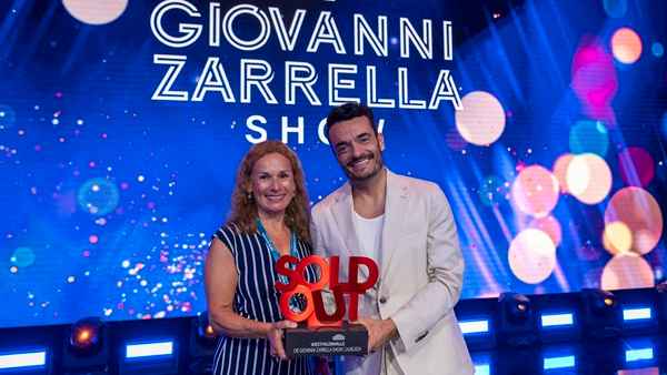 Bei der Verleihung: die Hauptgeschäftsführerin der Westfalenhallen Unternehmensgruppe Sabine Loos und Giovanni Zarrella.