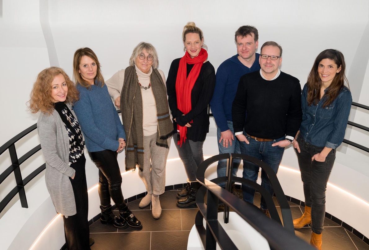 Bildeten die Preisträger-Jury 2019: Astrid Roth, Iris Graßmann, Ursula Voß, Anna Schudt, Jörg Hopfgarten, Lothar Sand und Katty Salié