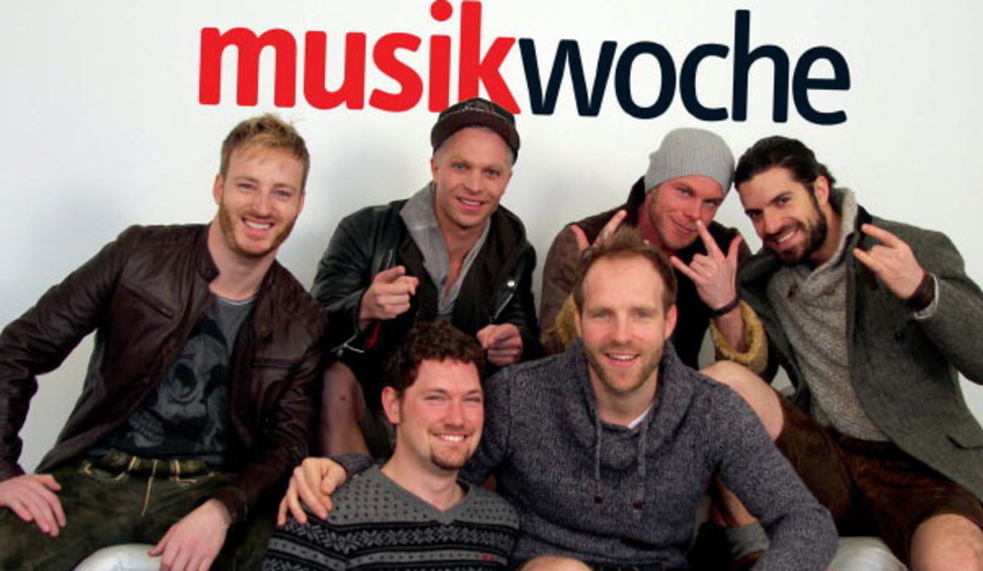 Kaum Platz fanden (von links) Christian Schild, Julian David, Florian Claus (davor), Stefan Raaflaub, Korbinian Arendt und Michael Hartinger, als sie auf der MusikWoche-Couch die neue Fan-...