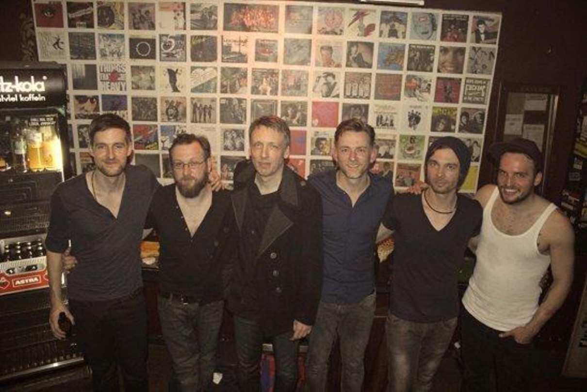Trafen sich zur Unterschrift in Hamburg (von links): Die Livingston-Musiker Jakob Nebel und Phil Magee, Frank Uhle (Managing Director SPV) sowie Beukes Willemse, Chris Van Niekerk und Jan ...