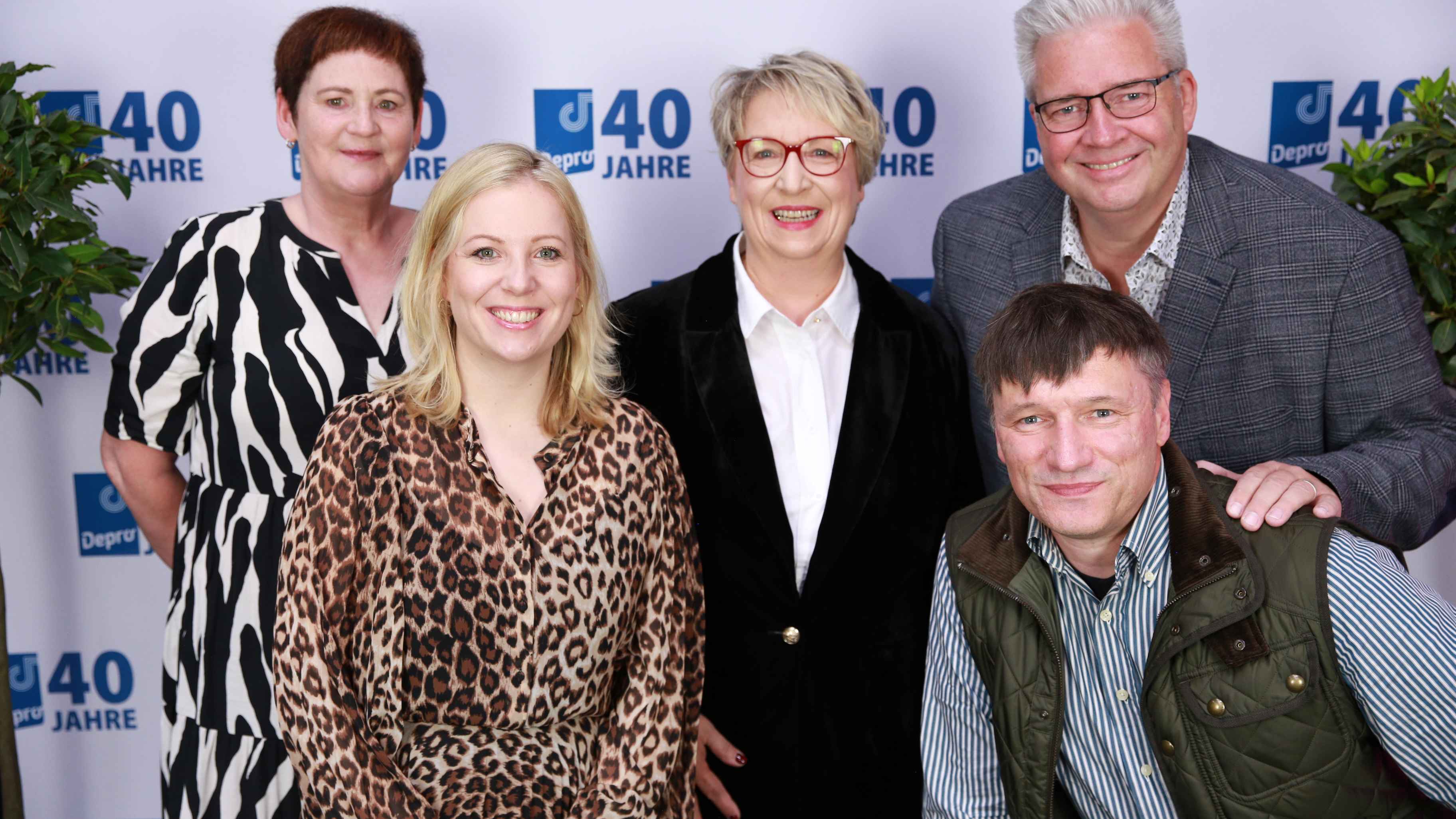 Beim Jubiläum (von links): das Depro-Team mit Ingrid von Müller, Stefanie Deuker, Gundi Deuker, Geschäftsführer Christian Schmidt und Stephan Schuchardt (vorn).