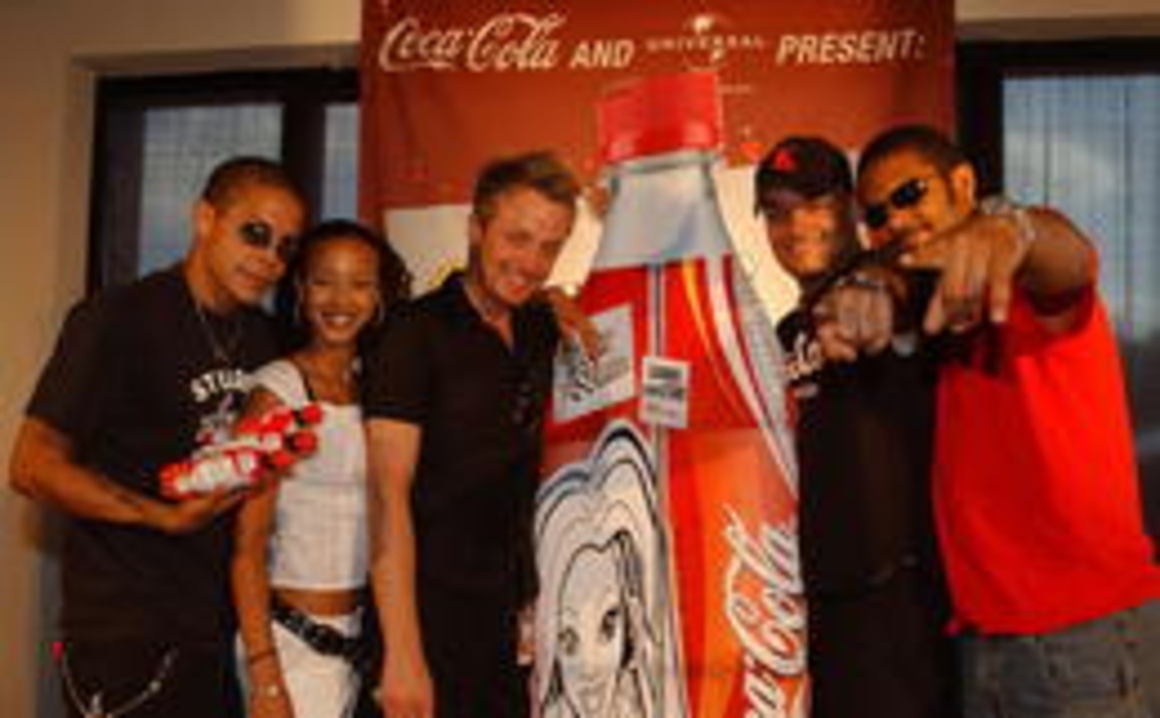c15de0da850180f3982cf1be723b53538f8475639dc9f177b4661107c8bb5ceb Haben jetzt ihre eigene Cola-Flasche: Bro'Sis