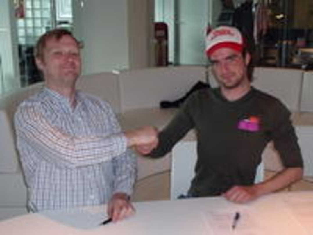Besiegelten den Vertrag: Markus Wenzel (l.) und Winson