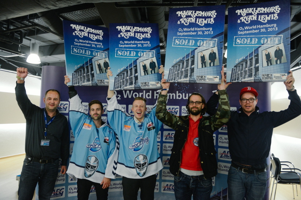 Bei der Preisverleihung (von links): Kai Müller (o2 World Hamburg Senior Event Manager/Program Coordinator), Ryan Lewis, Macklemore, Christian Wiesmann (FKP Scorpio) und Tim Böning (Der Bo...