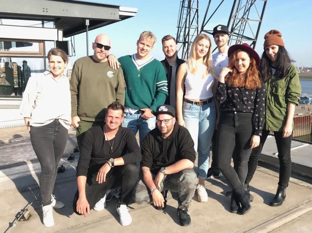 c1651123c9b5f4e74bbae2e81f0ab80c9cf060bc46b78653471f2cbb6236fce4 Trafen sich beim Songwriting Camp (von links): Romina Wodara (Roba) und Ike Müller (Management) mit den Songwritern Mario, Dennis, Ambre, Chris, Alice und Cat sowie (vorn, von links) Ric u...
