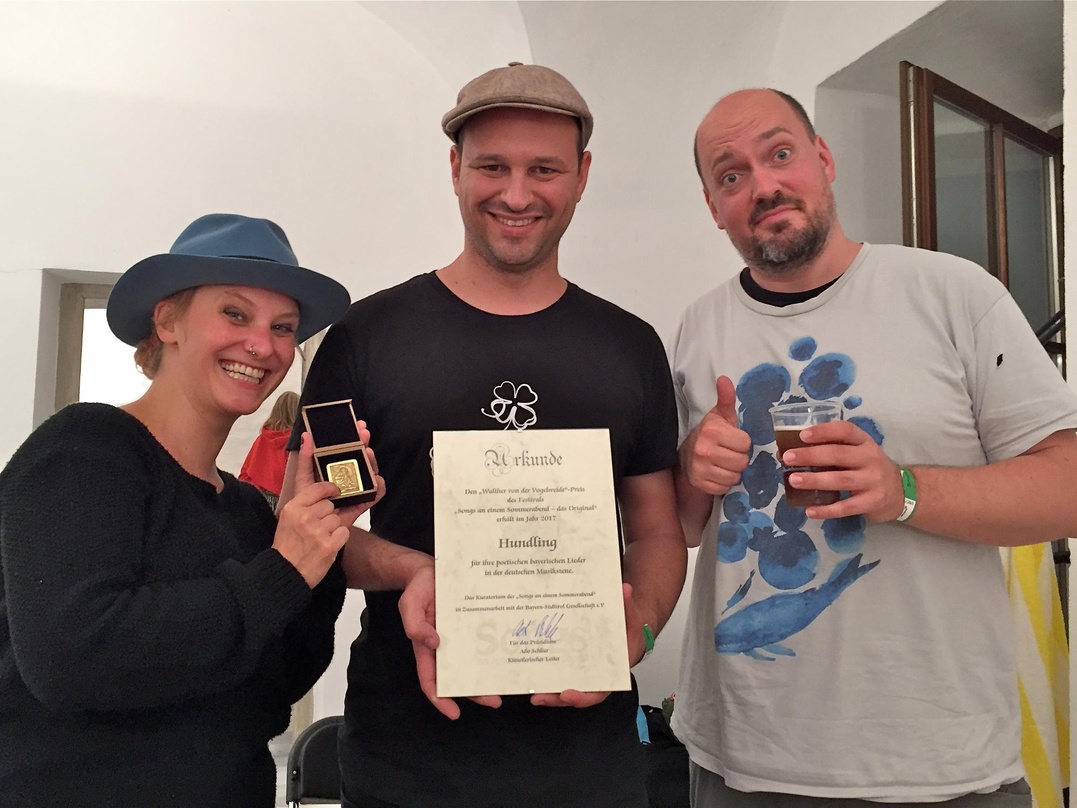 Die Band mit ihrem Preis (von links): Steffi Sachsenmeier, Phil Höcketstaller und André Schwager (alle Hundling)