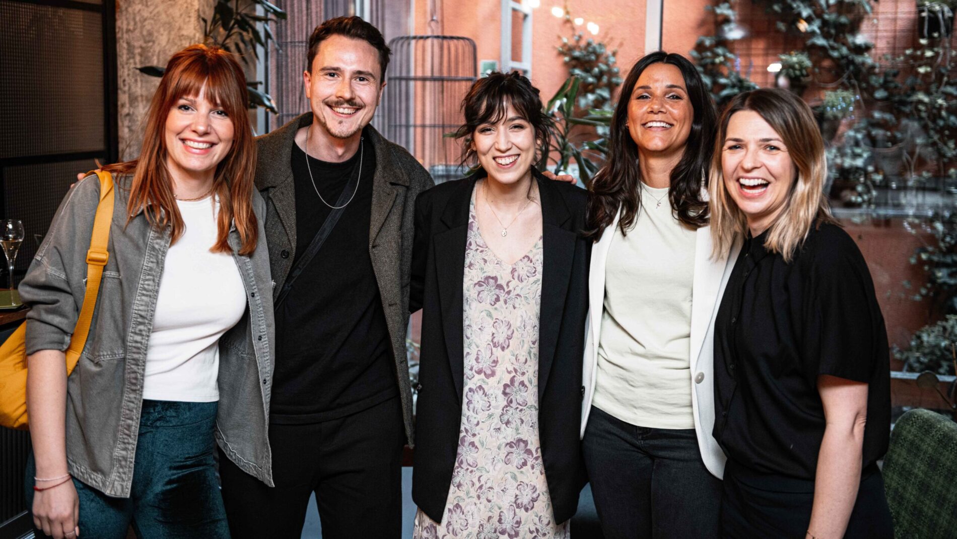 c19b8724 b2f6 4459 ba3e 915988285c26 Kamen für ein Foto zusammen (von links): Maria Uthmann (Marketing & Communication), Andreas Karall (A&R/Creative, beide Schedler Music), Oska, Fiona Sumpich-Schedler (Prokuristin/Creative/...