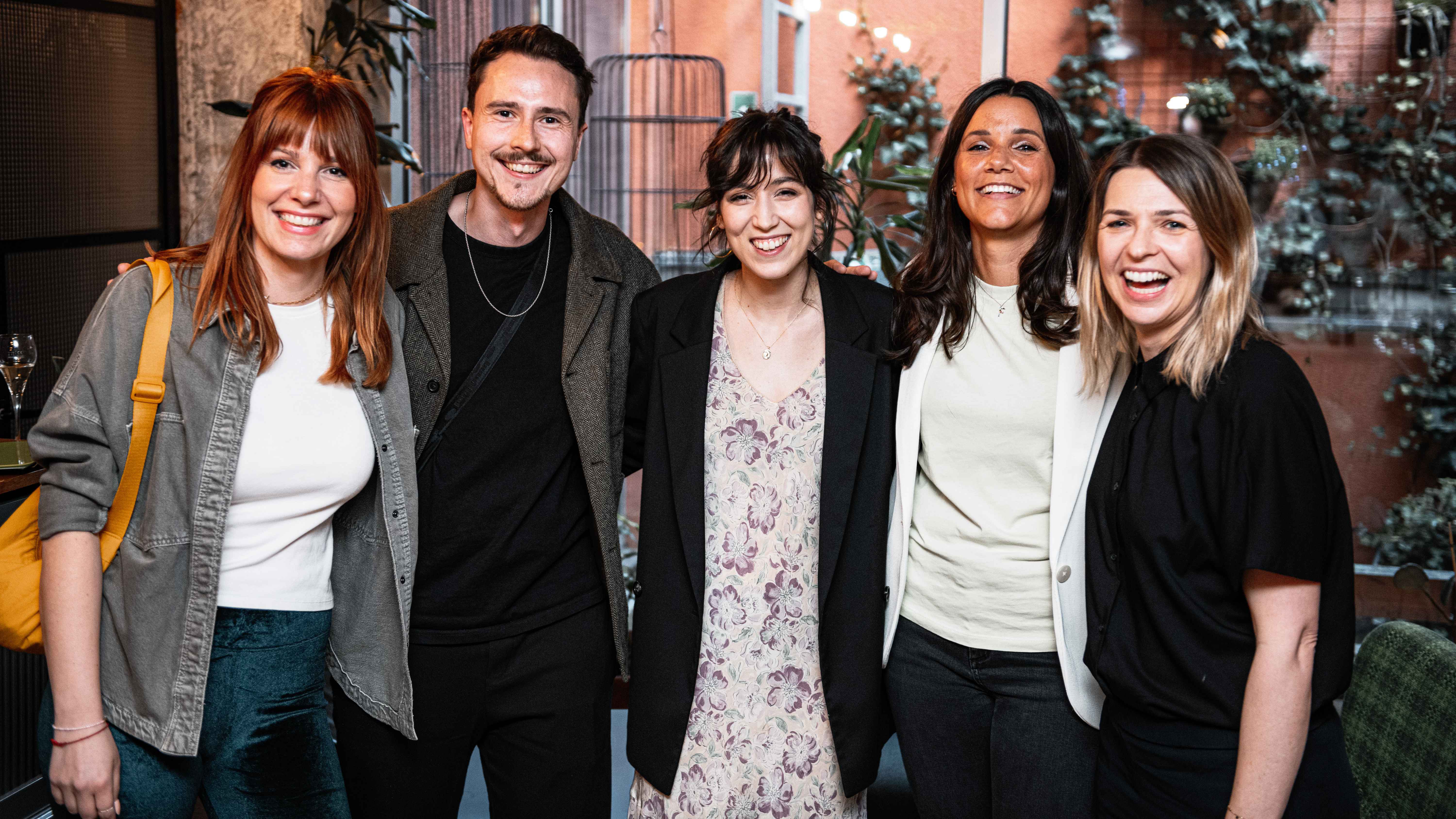 Kamen für ein Foto zusammen (von links): Maria Uthmann (Marketing & Communication), Andreas Karall (A&R/Creative, beide Schedler Music), Oska, Fiona Sumpich-Schedler (Prokuristin/Creative/...