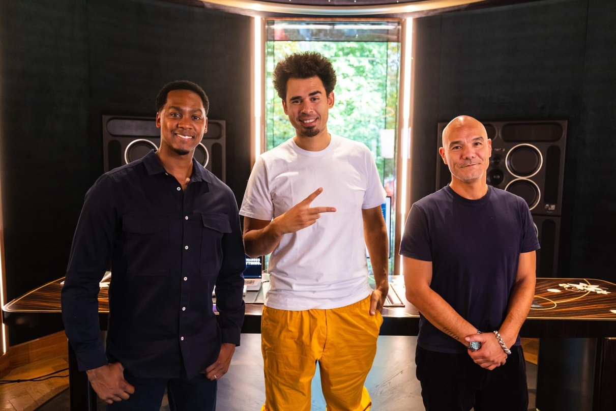 Machen weiterhin gemeinsame Sache (von links): Levy Isabella (BMG Managing Director Benelux), Afrojack und Erroll Antonie (BMG Head of A&R Benelux)