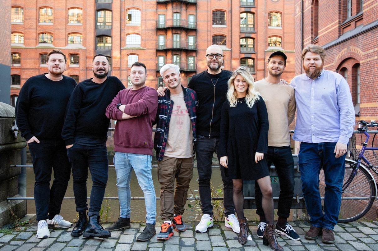 Heuert beim Major an: Mausio (4. von links) mit Management-Partner Jannick Fiedler (links daneben) und dem Warner-Music-Team