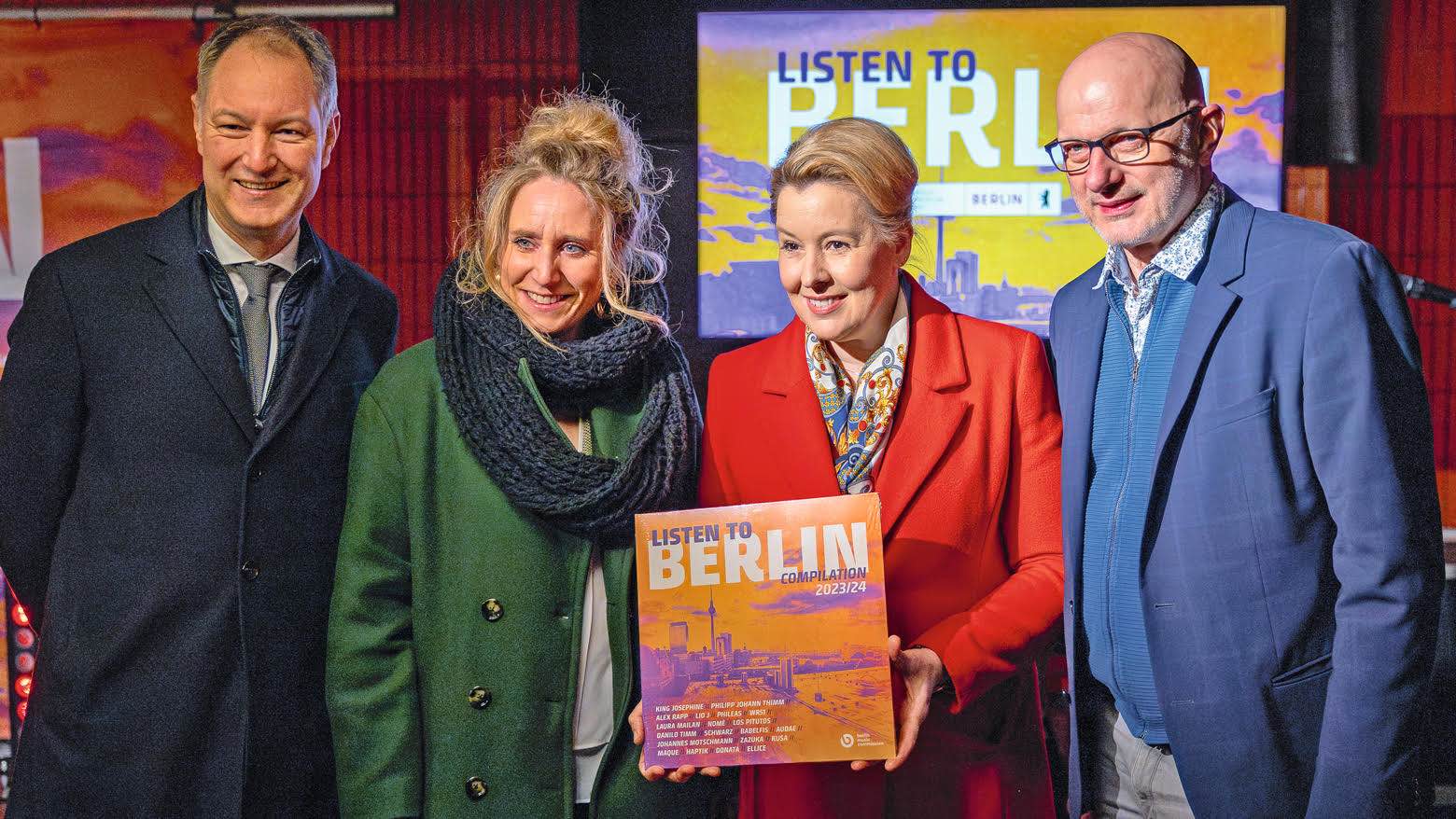 Posieren mit einer LT:B-Compilation auf Vinyl (von links): Mario Tobias (Geschäftsführer Messe Berlin), Kirstin Bauch (Bezirksbürgermeisterin Charlottenburg- Wilmersdorf), Franziska Giffey...