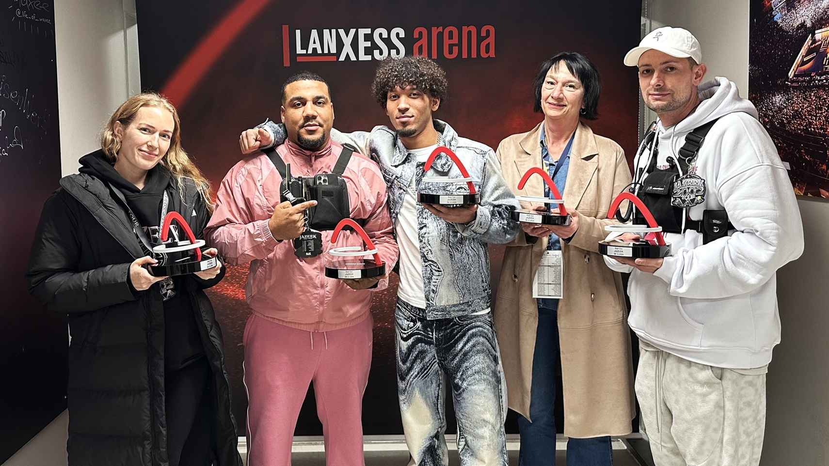 Kamen vor der Show im Backstage-Bereich zur Award-Übergabe zusammen (von links): Carlotta Löer, Noel Amadu (beide Management), Jazeek, Sabine Weinand (Lanxess arena) und Maik Wendisch (Tou...