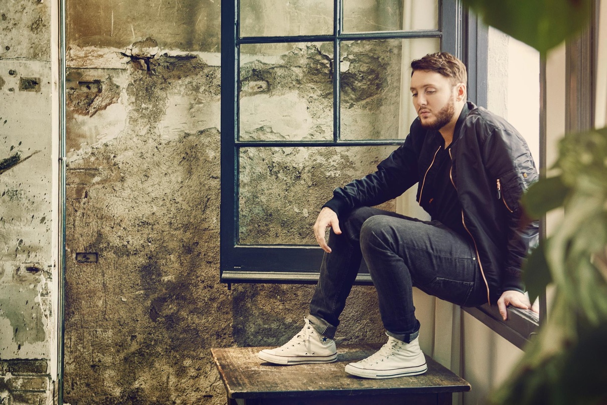 Steigt mit seinem zweiten Album, "Back From The Edge", auf Platz eins in die britischen Charts ein: James Arthur