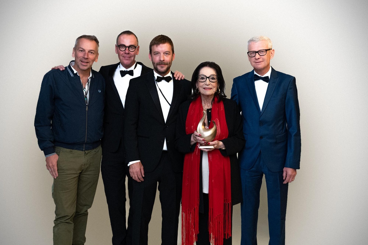 c227546ede4fb8fe4138720e12e337e0e9bacf076db6cdac57467f278fb4c177 Gruppenbild mit Dame (von links): Heiner Peschmann (Electrola), Consultant Michael Kucharski, Friedrich Kraemer (Universal Music), Nana Mouskouri und Jörg Hellwig (Electrola)