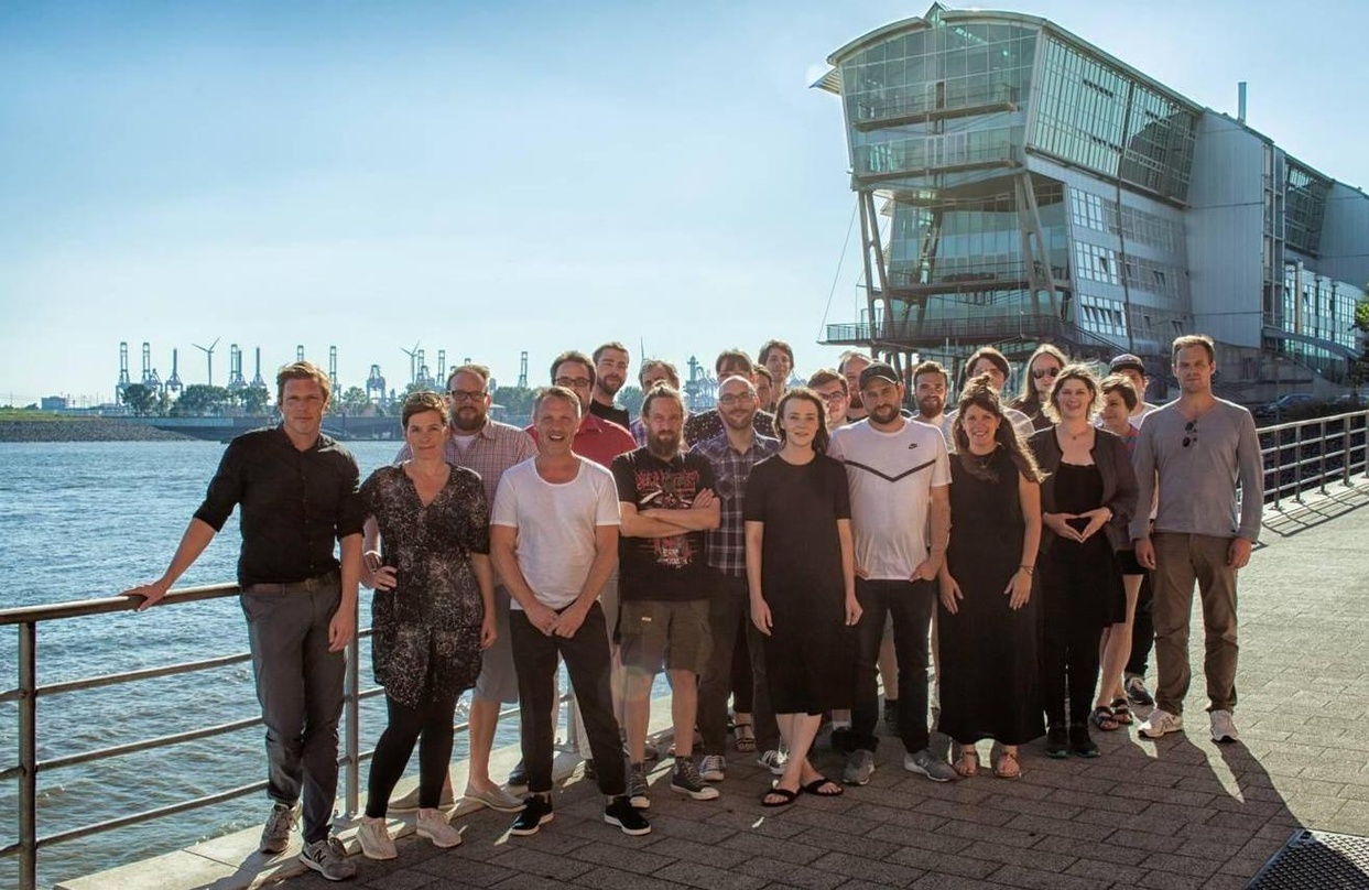 Präsentieren sich in Hamburg (vorne von links): Thorsten Freese, Bettina Wohlgefahrt, Torsten Mewes und das Team von Believe Digital