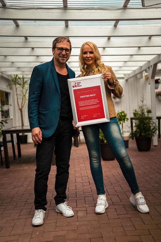 c23fa43b62cfc9947ed460c4a22c6f3a433575dda7f67effe08207dd7b32a88a Nahm den Preis aus den Händen von Frank Ramond entgegen: Kristina Bach