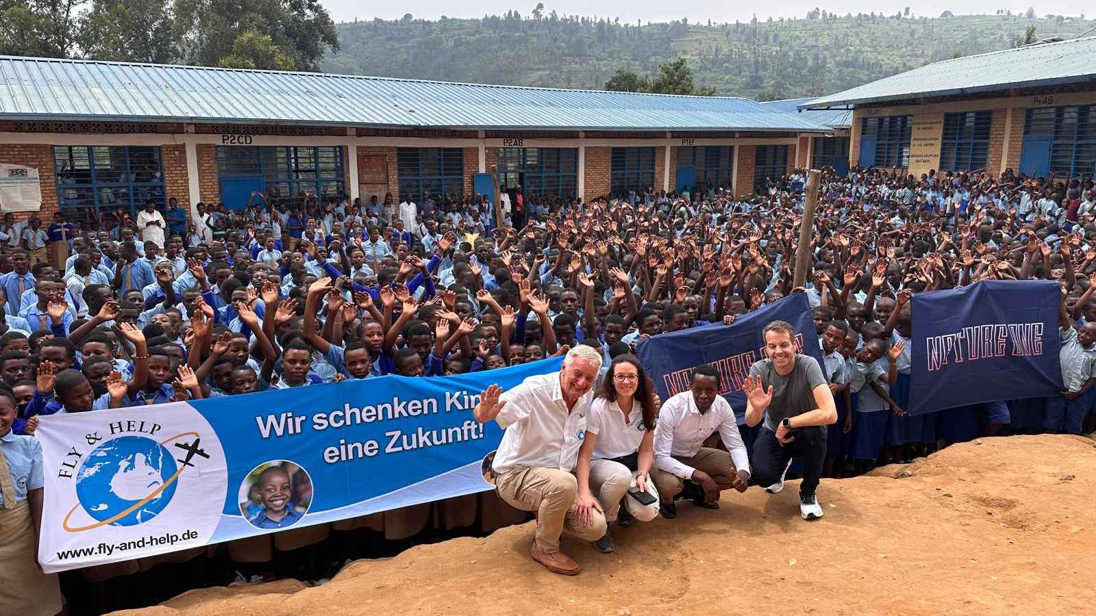 Besuchte die Schule im Februar 2025: Oliver Vordemvenne (CEO I-Motion, rechts).