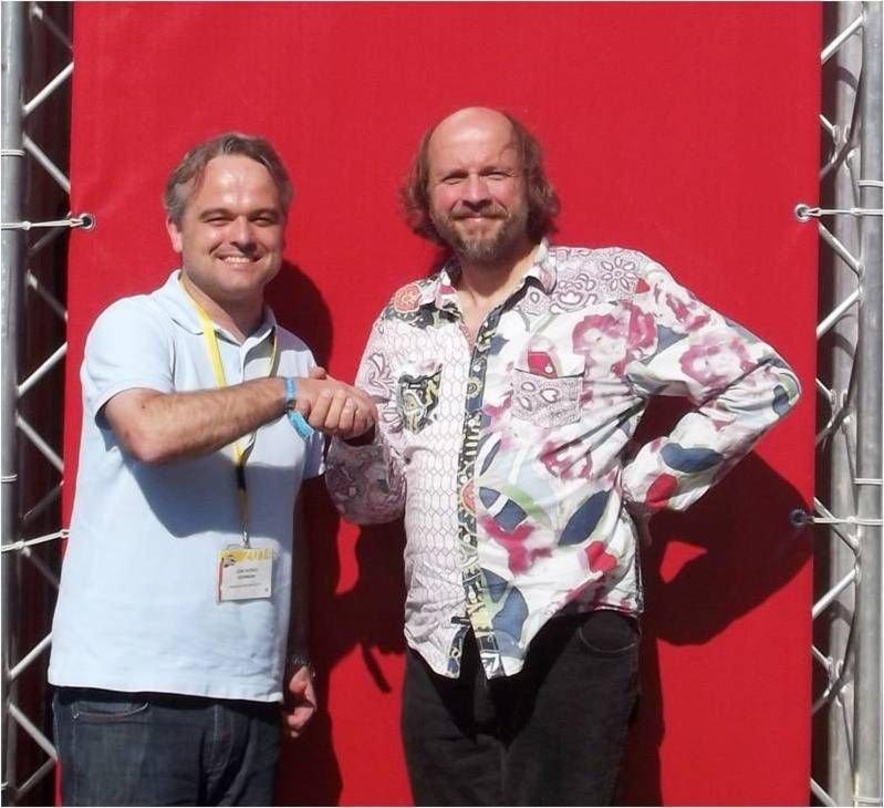 Beim Vertragsabschluss auf dem Reeperbahn Festival 2014 in Hamburg: John Ruhrmann (A&R Manager Melodie der Welt, links) und Burghardt ?Grünschnabel? Wegner