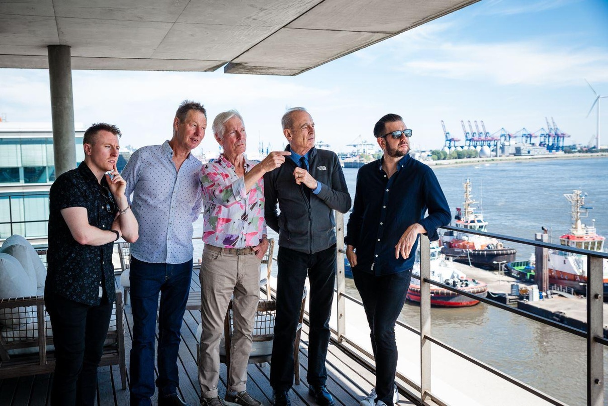 Beim Besuch im earMusic-Büro an der Elbe: die Status-Quo-Mitglieder Richie Malone, John "Rhino" Edwards, Andrew Bown, Francis Rossi und Leon Cave