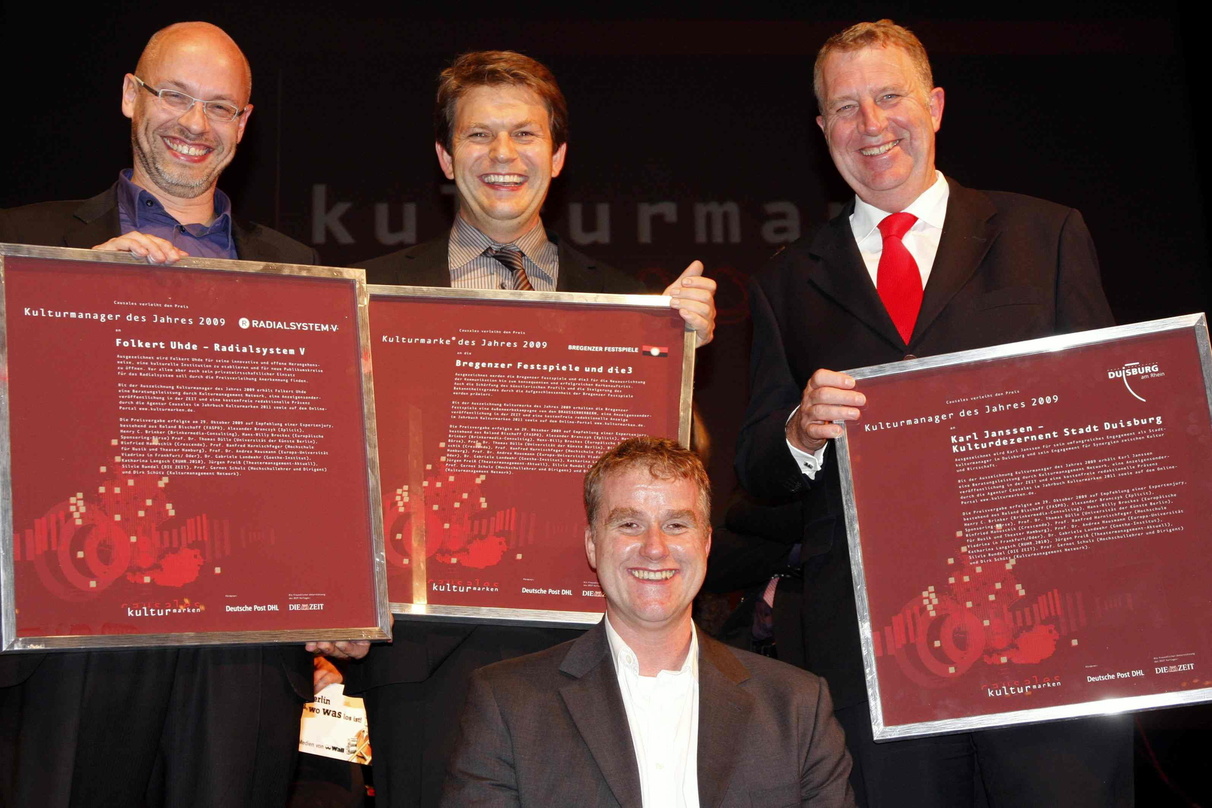 Strahlende Preisträger (stehend, v.l.n.r.) Folkert Uhde, Michael Diem (kaufmännischer Geschäftsführer Bregenzer Festspiele) und Karl Janssen sowie (sitzend) Dr. Martin Steffens (Projektlei...
