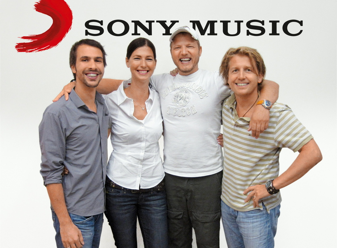 c259834c4ef916bfe9a055d8c6ab09977e8420e4a2ccae549d8cd46186106350 Verlängerten ihre Zusammenarbeit: Sony und Mario Barth||Über die Vertragsverlängerung freuten sich (v.l.n.r.): Sven Schäferkord (Director Spassgesellschaft!), Marcella Sieder (Senior Produ...