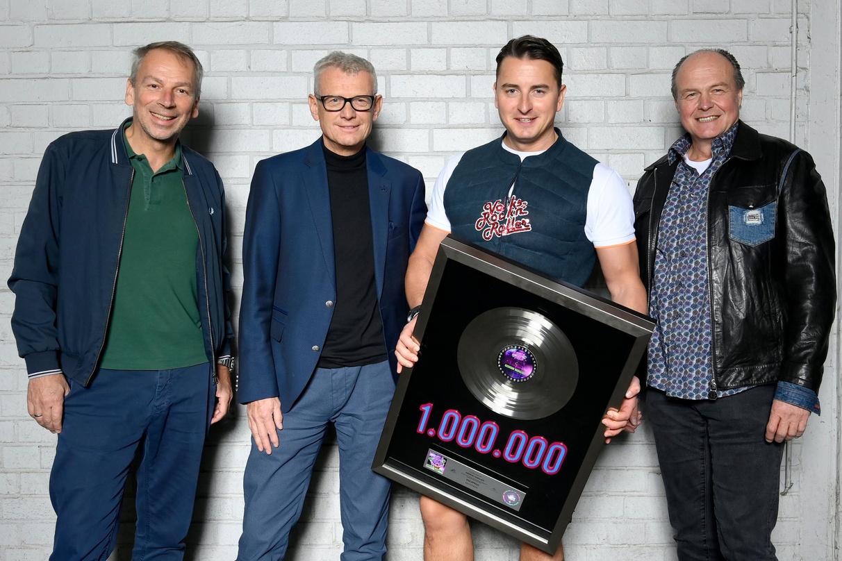 Waren bei der Verleihung dabei (von links): Heiner Peschmann (Head of PR Electrola), Jörg Hellwig (Managing Director Electrola), Andreas Gabalier und Klaus Bartelmann (Stall Management)