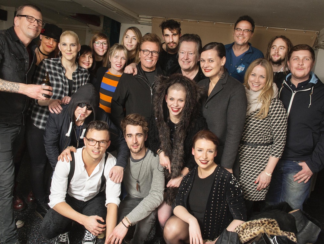 Nach dem Konzert in der Prinzenbar beim Reeperbahn Festival: Kovacs und ihr Team von Warner Music und Neuland Concerts