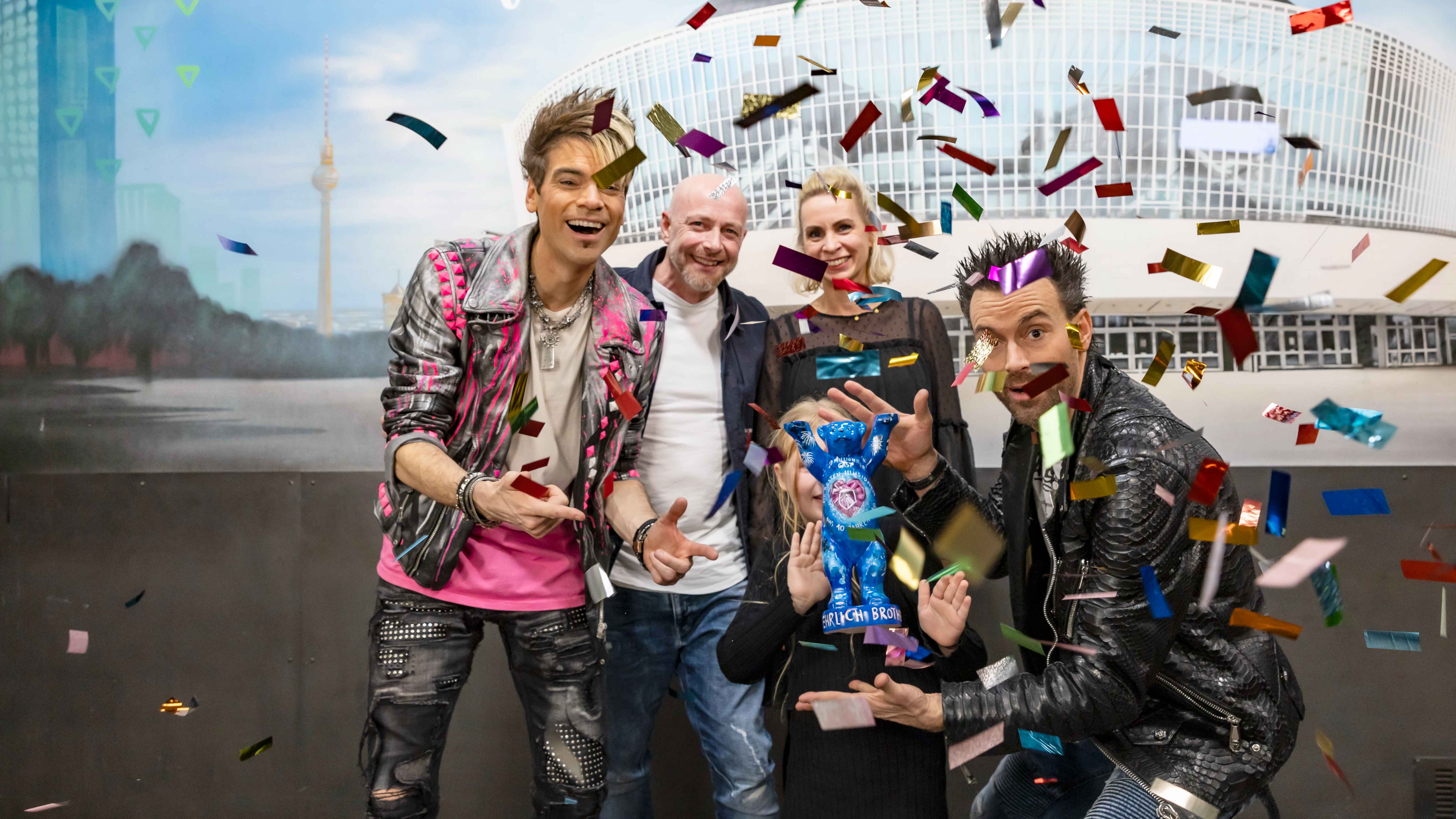 Bei der Preisverleihung (von links): Chris Ehrlich, Ole Hertel (Uber Arena), Charlyn Eipeldauer und ihre Tochter sowie Andreas Ehrlich.