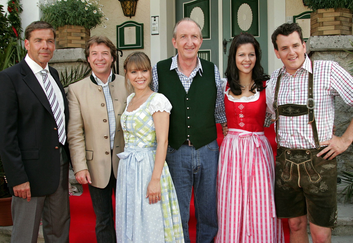 Luden ins "Musikhotel" (v.l.n.r.): Sascha Hehn, Patrick Lindner, Francine Jordi, Mike Krüger, Melanie Oesch und Marc Pircher