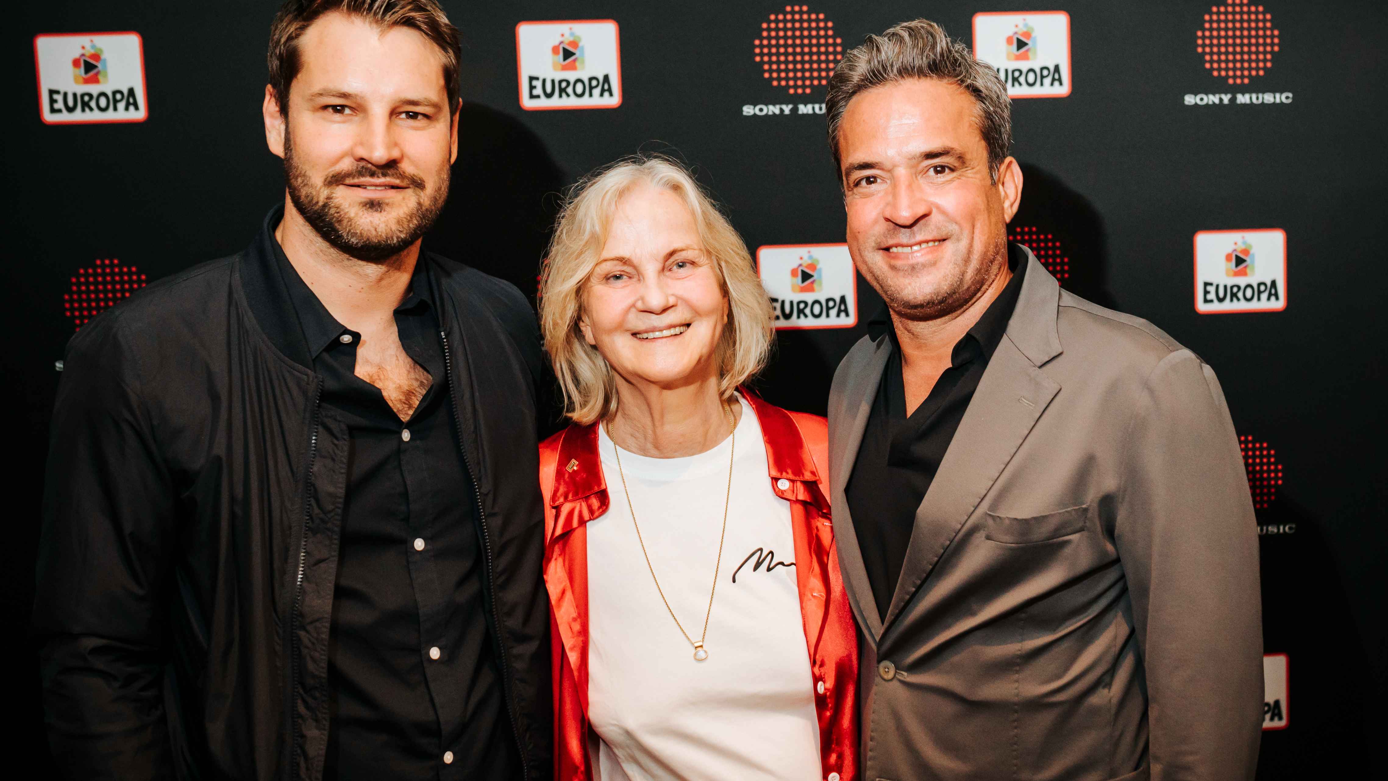Vor der Fotowand (von links): Christoph Behm (CEO Sony Music Entertainment GSA), Hörspielproduzentin Heikedine Körting und Arndt Seelig (Senior Vice President Family & Home Entertainment S...