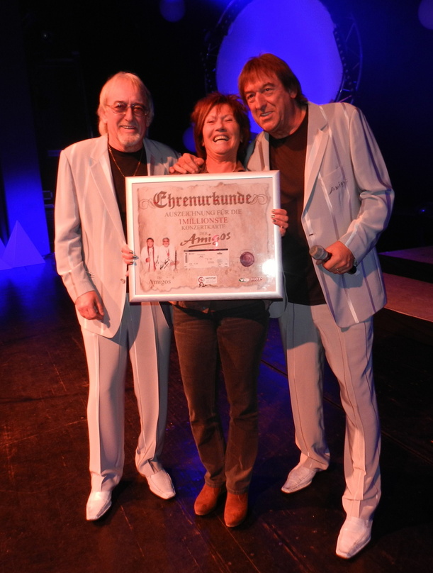 Bei der Übergabe des "Goldenen Tickets auf der Bühne der Stadthalle Aschaffenburg: die Amigos mit ihrem treuen Fan