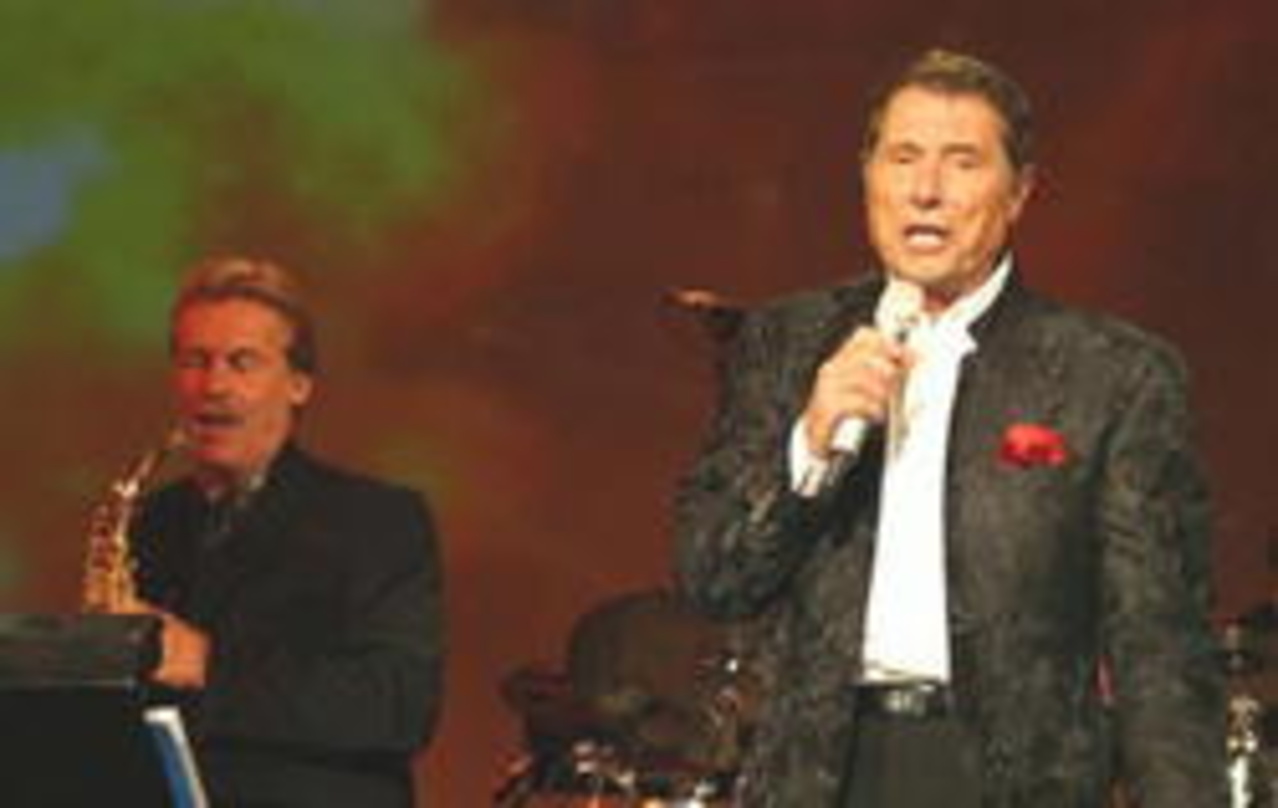 Präsentierte mit seinem Bandleader Pepe Lienhard (l.) ein neues Programm: Udo Jürgens