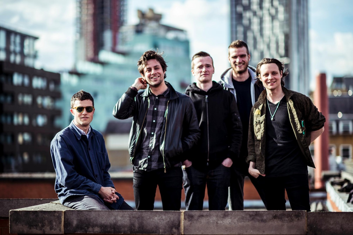 Können ihren ersten Albumspitzenreiter in der Heimat feiern: The Maccabees