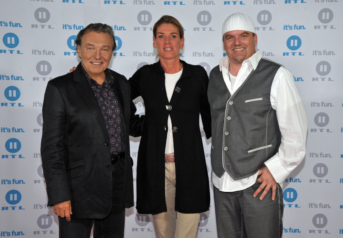 Feierten die erste Ausgabe der "Neuen Hitparade": Karel Gott (l.), Daniela Geißler (Leitung Special Marketing RTL II) und DJ Ötzi