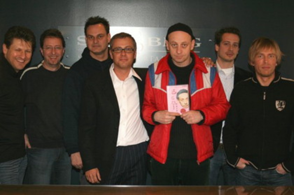 Partner: Alf Poier (3. v.r.) und das Team von Sony BMG Austria||Arbeiten künftig zusammen (v.l.n.r.): Andreas Poglitsch, Peter Schilling (beide SBMEA), René Berto (Agentur Genie & Wahnsinn...