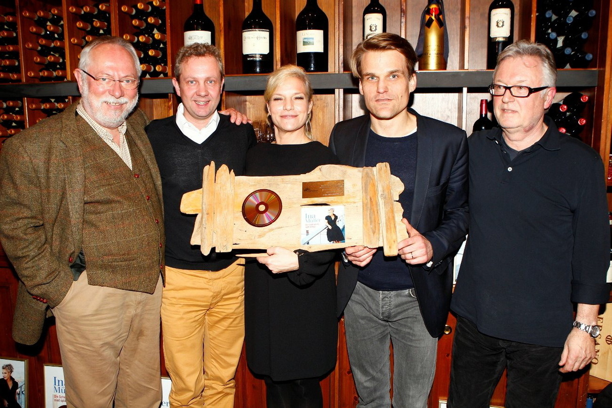 Übergaben Gold an Ina Müller (von links): Heinz Canibol, André Mühlhausen, Philip Ginthör und Roman Rybnikar