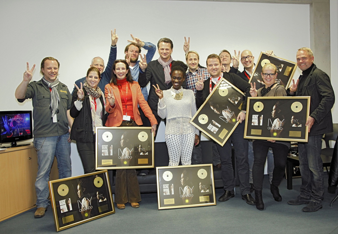 Bei der Gold-Verleihung in Berlin dabei (von links): Chris Klimek, Christina Patzl, Matthias Wolf, Christiane Knaup, Benjamin Wahlert, Jochen Schuster, Ivy Quainoo, Meiko Reißmann, Daniel ...