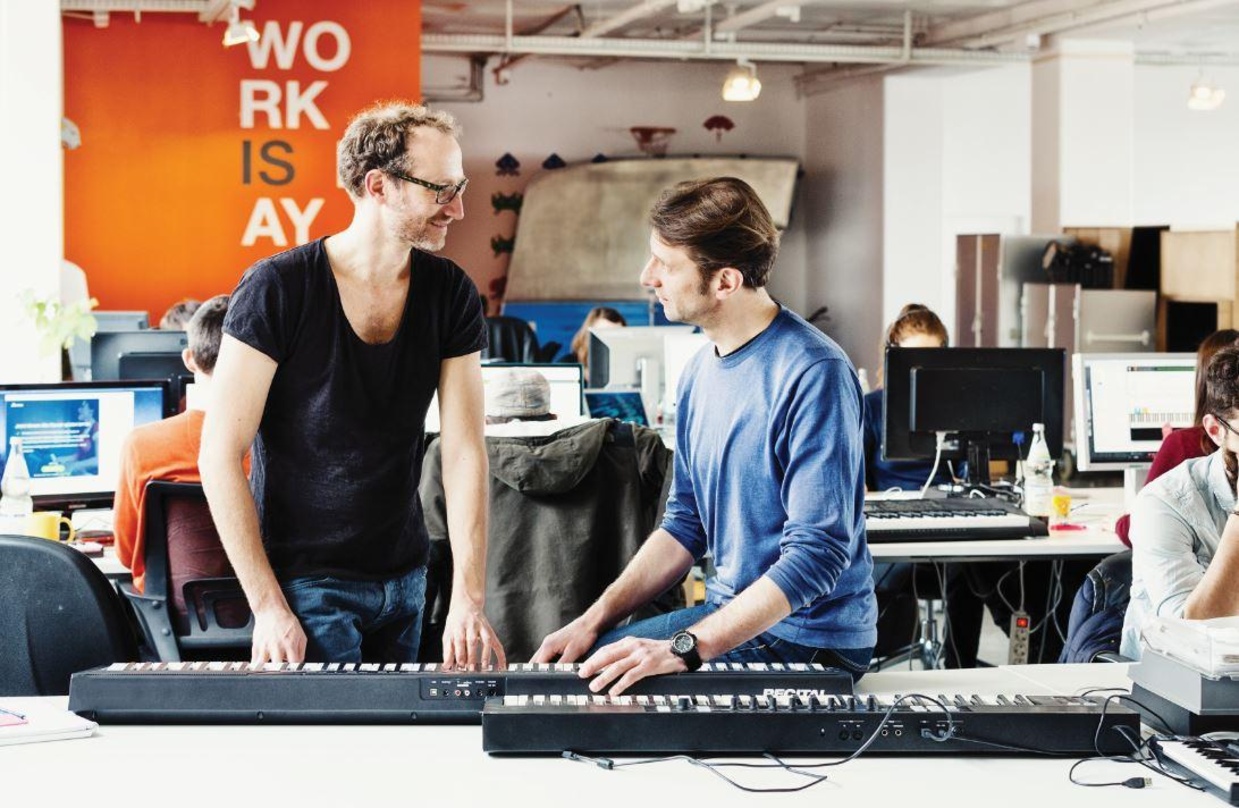 Skoove wird inzwischen zusammen mit einigen Keyboards ausgeliefert: Hersteller von Musikinstrumenten wie Alesis oder Roland kooperieren mit dem Start-up
