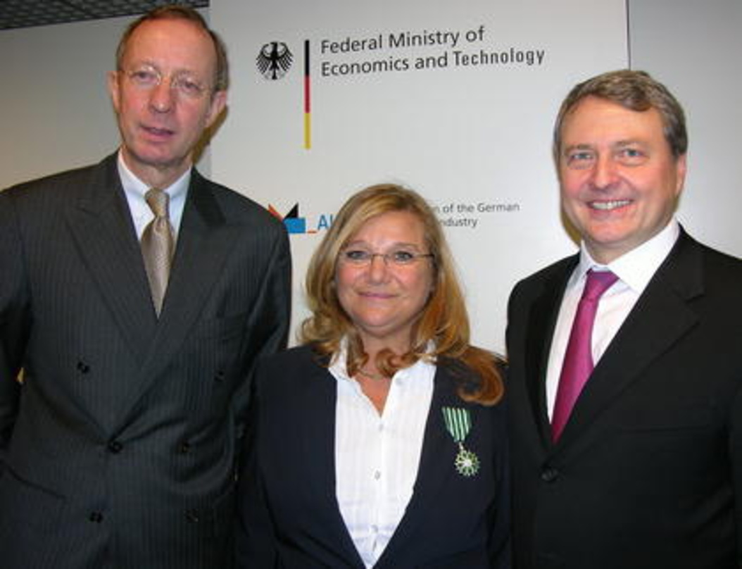 Trägerin des "ordre des arte es lettres": Dominique Leguern (Mitte) mit Jürgen Becker (l.) von der GEMA und dem Chairman der Reed Midem Paul Zilk (r.)