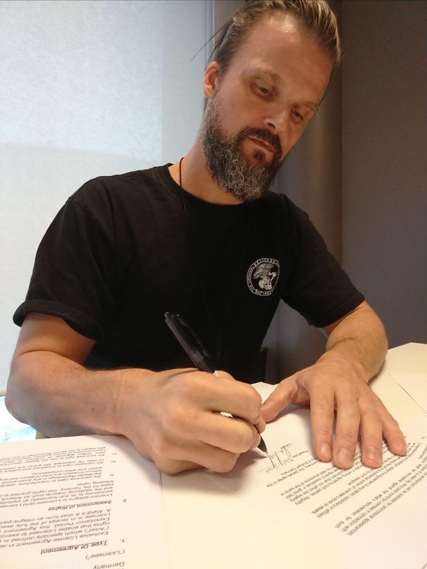 Bei der Vertragsunterzeichnung: Lars Are Nedland von White Void